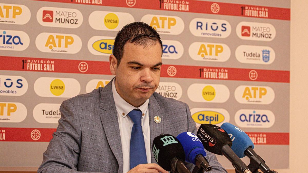 Ramón Lázaro en una rueda de prensa con el Ribera Navarra. Fermín Pérez Nievas