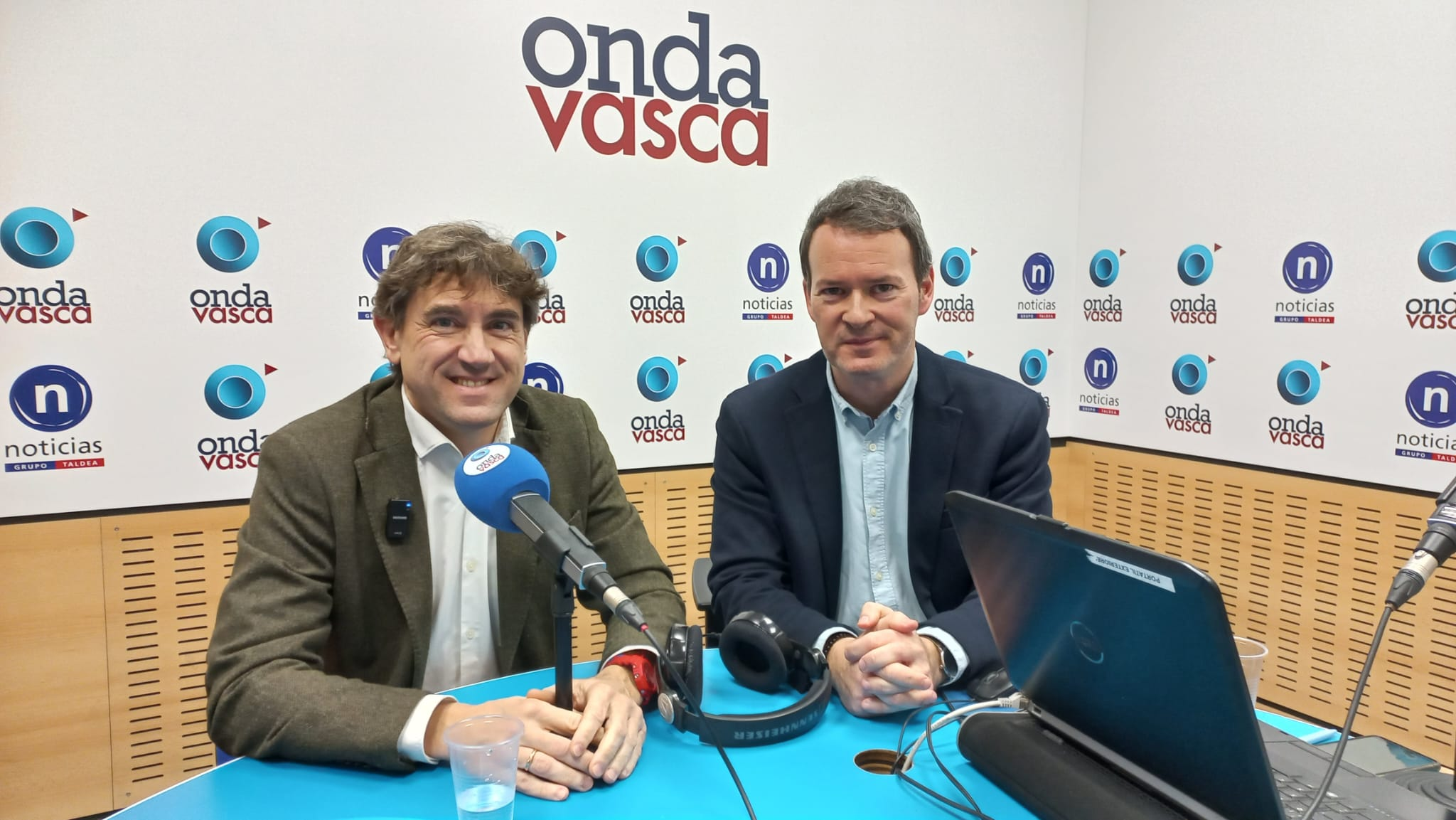 Eneko Andueza con Txema Gutiérrez en los estudios de Onda Vasca