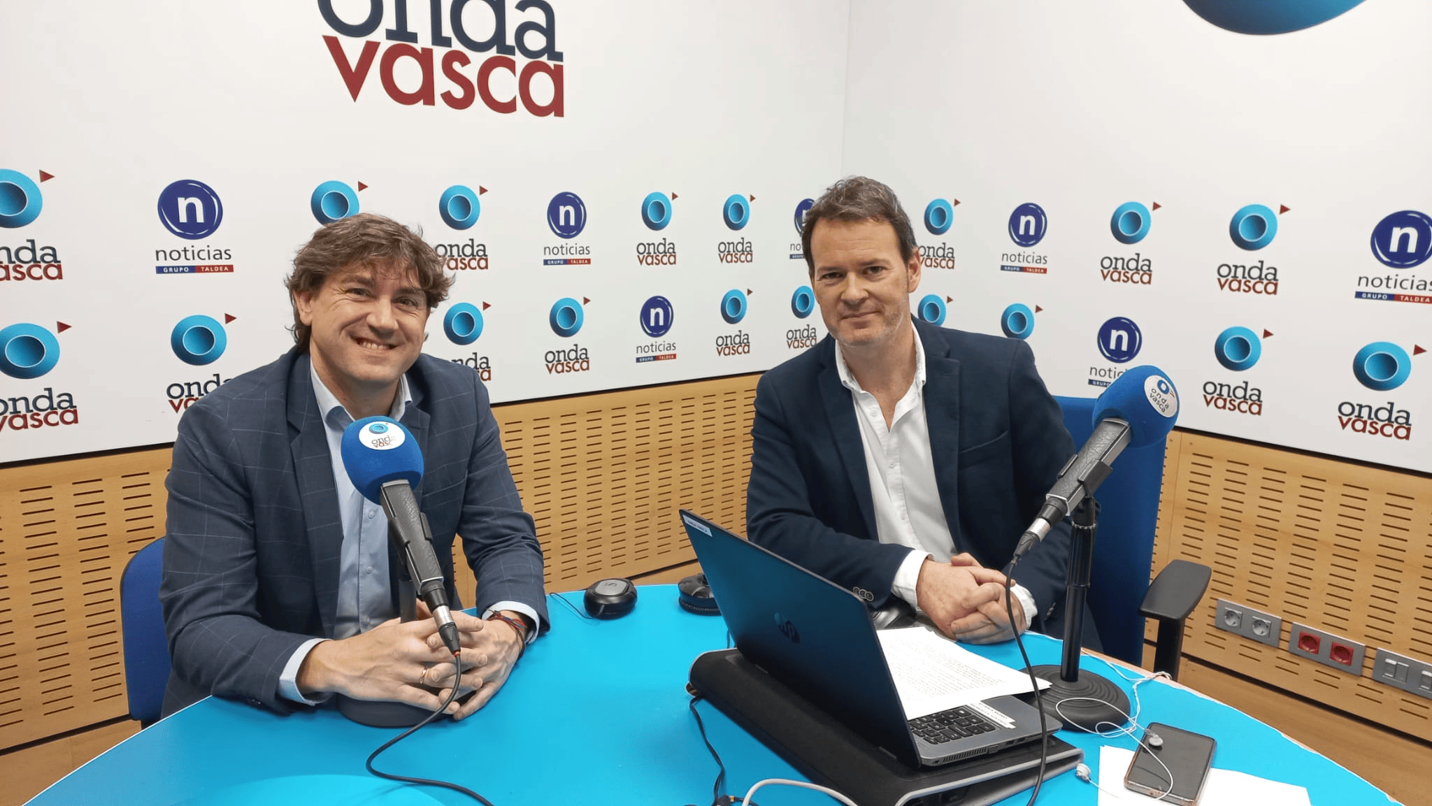 Eneko Andueza con Txema Gutiérrez en los estudios de ONDA VASCA