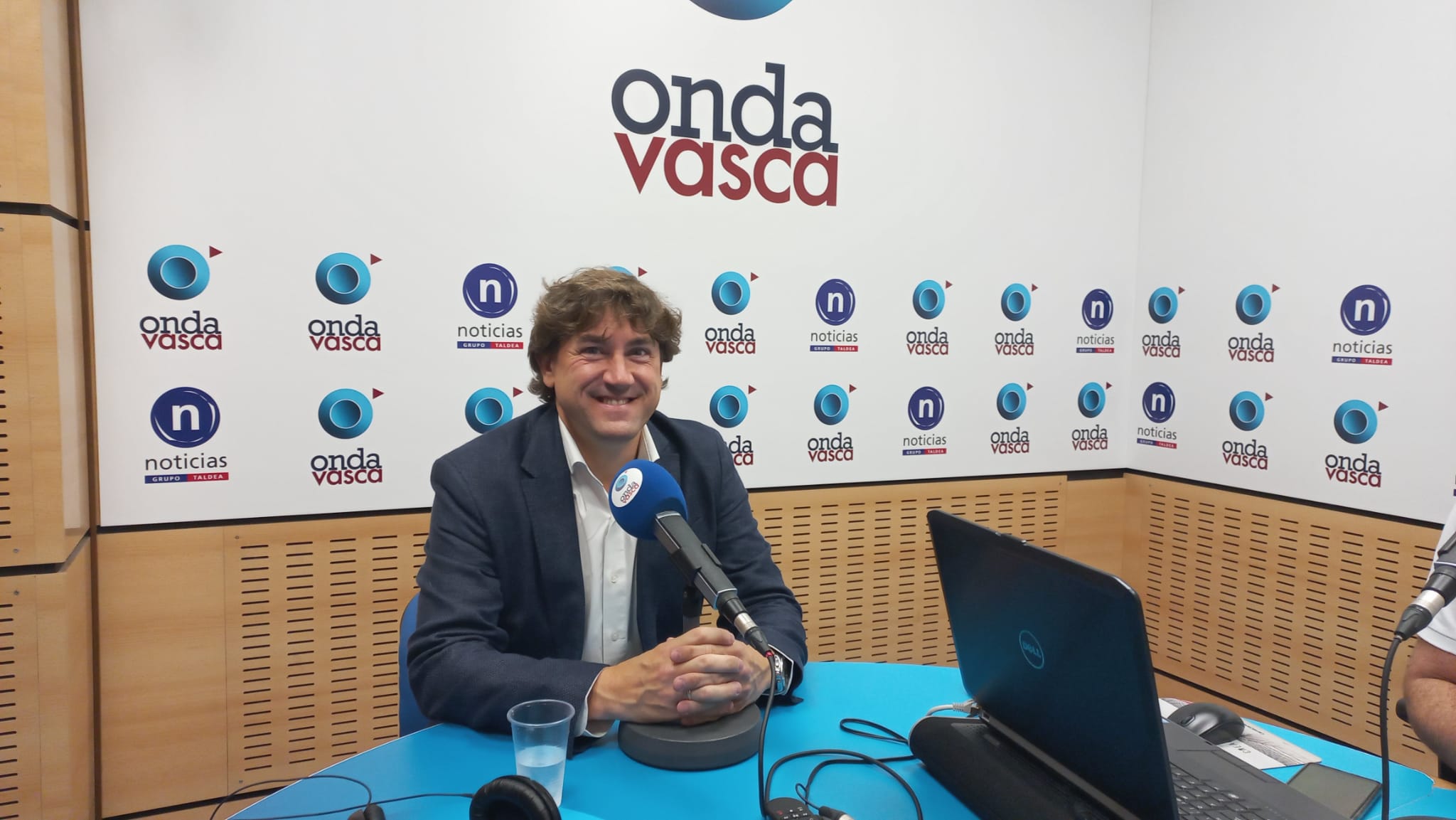 Eneko Anduza en los estudios de Onda Vasca