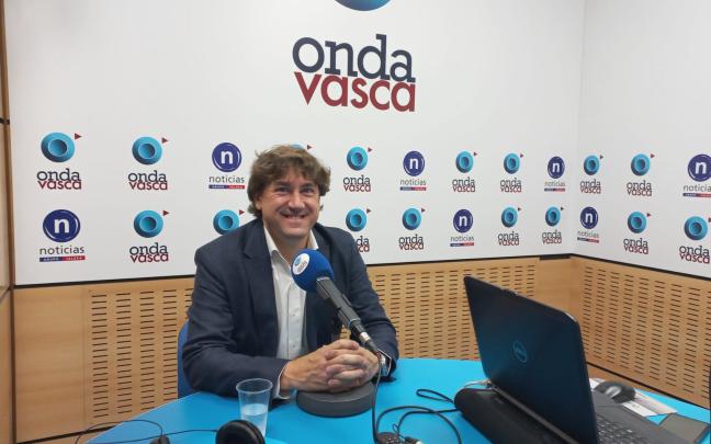Eneko Anduza en los estudios de Onda Vasca