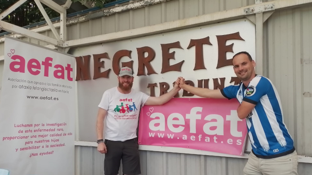 El presidente del Amurrio, Laurentzi Ibarrola, y el corredor solidario Spiderabel El presidente del Amurrio, Laurentzi Ibarrola, y el corredor solidario Spiderabel