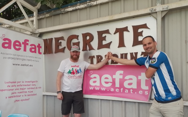 El presidente del Amurrio, Laurentzi Ibarrola, y el corredor solidario Spiderabel El presidente del Amurrio, Laurentzi Ibarrola, y el corredor solidario Spiderabel