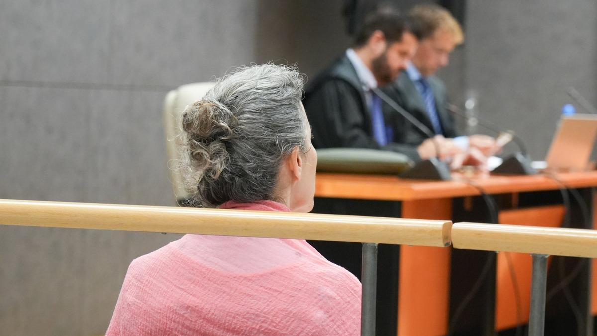 La enfermera acusada durante una sesión del juicio con sus abogados al fondo. Jose Mari Martinez