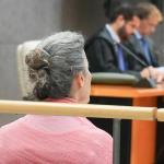 La enfermera acusada durante una sesión del juicio con sus abogados al fondo. Jose Mari Martinez