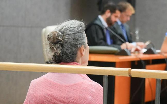 La enfermera acusada durante una sesión del juicio con sus abogados al fondo. Jose Mari Martinez