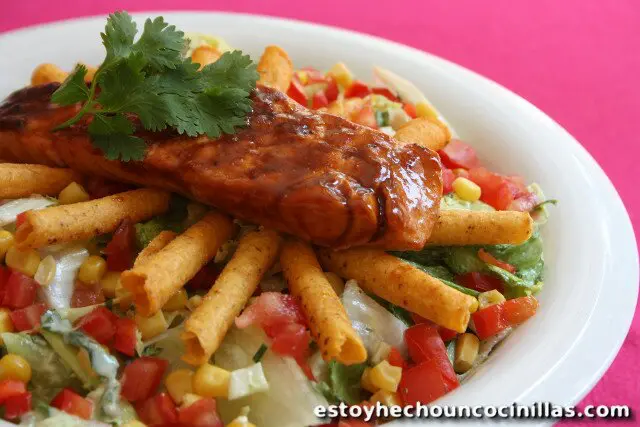 Ensalada de salmón a la barbacoa con vinagreta de cilantro y fritos de maíz