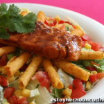 Ensalada de salmón a la barbacoa con vinagreta de cilantro y fritos de maíz
