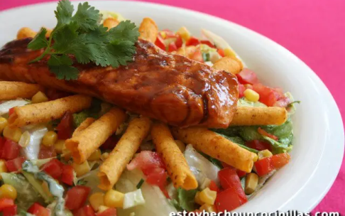 Ensalada de salmón a la barbacoa con vinagreta de cilantro y fritos de maíz