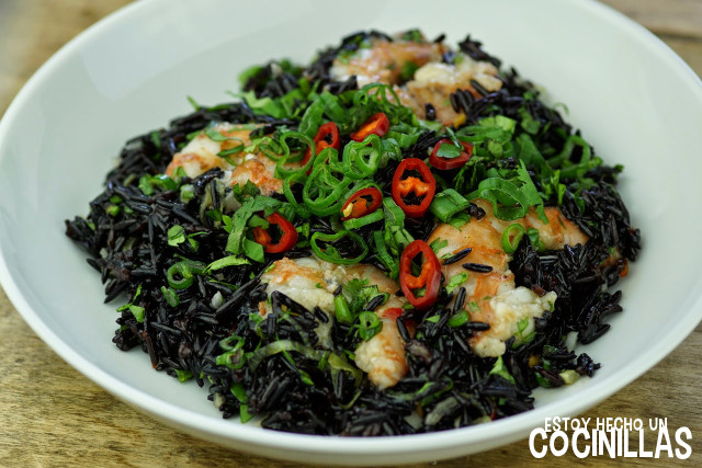 Ensalada de arroz venere con gambas y salsa de chile dulce