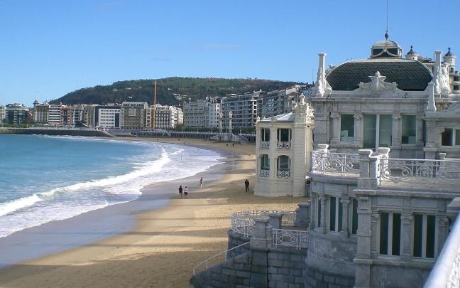 Edificio de La Perla, sobre la Playa de la Concha, en Donostia
