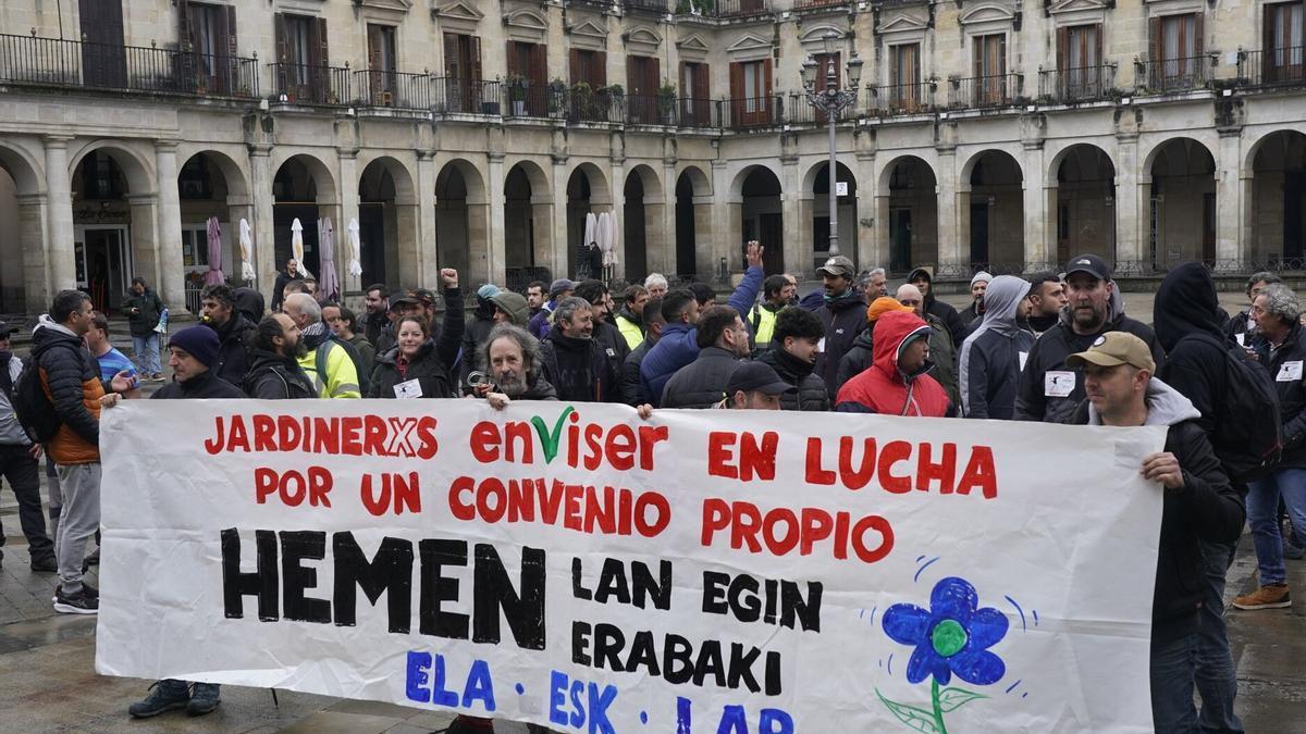 La plantilla de Enviser se manifiesta frente al Ayuntamiento de Gasteiz. DNA