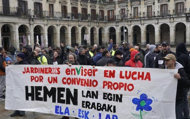 La plantilla de Enviser se manifiesta frente al Ayuntamiento de Gasteiz. DNA La plantilla de Enviser se manifiesta frente al Ayuntamiento de Gasteiz. DNA