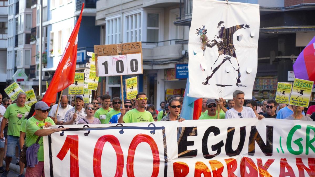 Los jardineros de Vitoria cumplen 100 días de huelga con una nueva manifestación. DNA