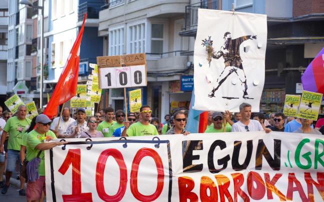 Los jardineros de Vitoria cumplen 100 días de huelga con una nueva manifestación. DNA Los jardineros de Vitoria cumplen 100 días de huelga con una nueva manifestación. DNA