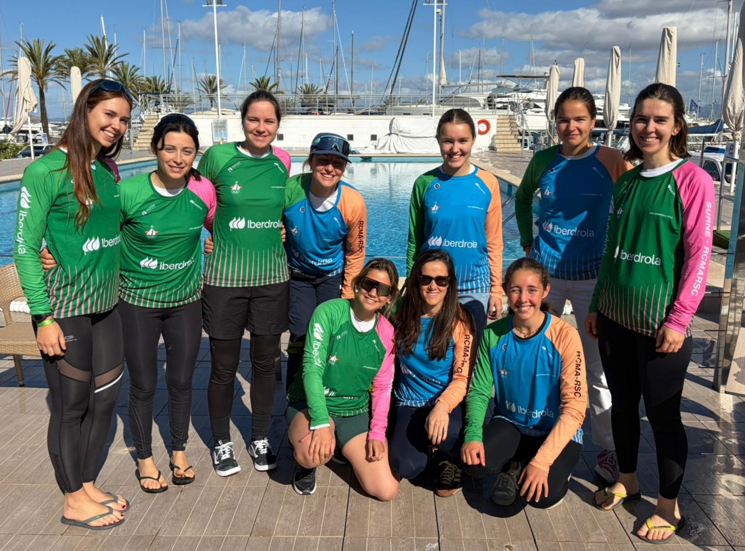 Foto de familia de las dos tripulaciones del RCMA-RSC que participaron en la cita de Mallorca