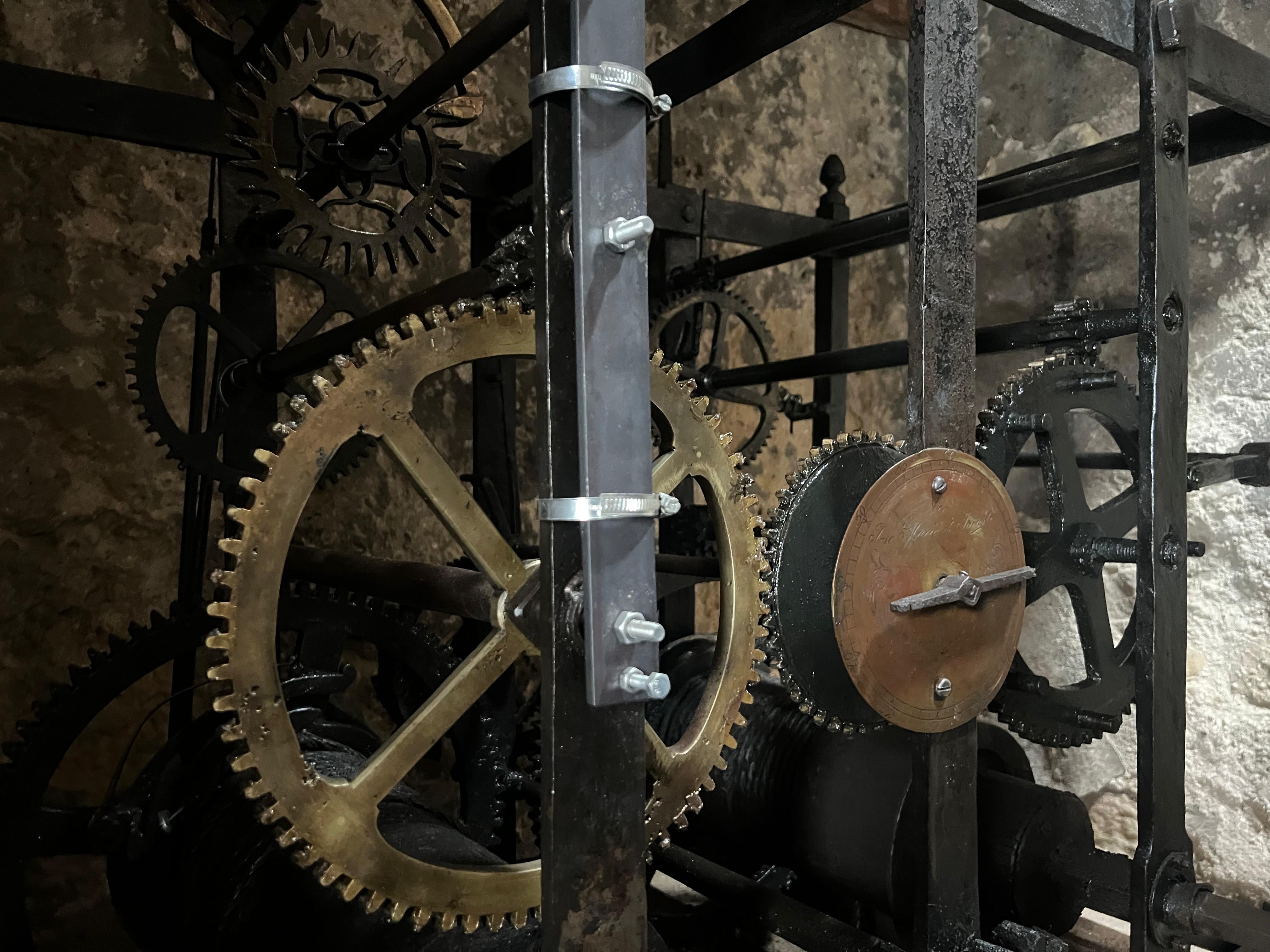 Interior del reloj de la Ermita de Santa Ana, en Pasai Donibane, que data de 1841 y necesita ser restaurado