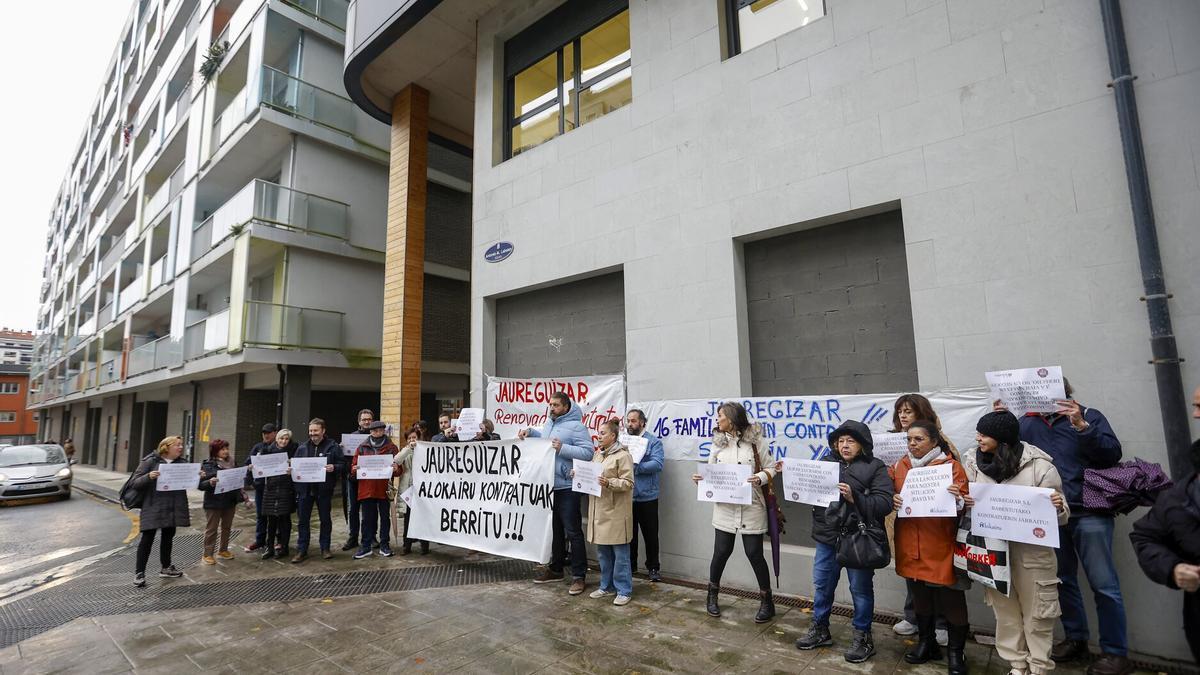 Miembros e inquilinos de Stop Desahucios exigieron al grupo Jauregizar que acepte la ayuda del Gobierno Vasco y el Ayuntamiento de Errenteria para prorrogar por diez años los contratos de alquiler protegidos a 18 familias vulnerables en Errenteria. Javi Colmenero