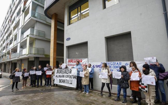 Miembros e inquilinos de Stop Desahucios exigieron al grupo Jauregizar que acepte la ayuda del Gobierno Vasco y el Ayuntamiento de Errenteria para prorrogar por diez años los contratos de alquiler protegidos a 18 familias vulnerables en Errenteria. Javi Colmenero