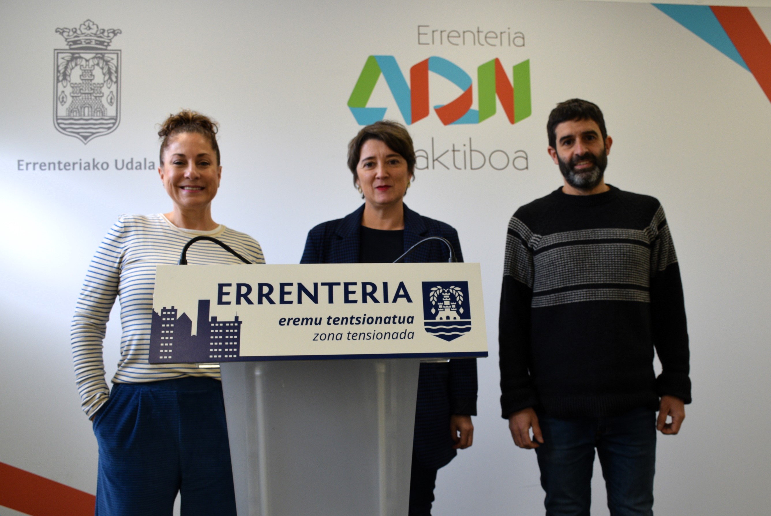 Maite Gartzia, teniente de alcalde; Aizpea Otaegi, alcaldesa, y Eneko del Amo, concejal de Urbanismo, en la presentación de esta mañana