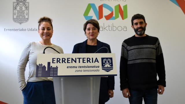 Maite Gartzia, teniente de alcalde; Aizpea Otaegi, alcaldesa, y Eneko del Amo, concejal de Urbanismo, en la presentación de esta mañana