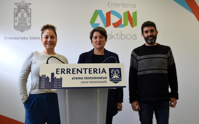 Maite Gartzia, teniente de alcalde; Aizpea Otaegi, alcaldesa, y Eneko del Amo, concejal de Urbanismo, en la presentación de esta mañana