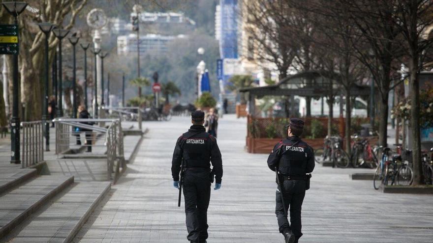 Dos ertzainas patrullan por el Boulevard de Donostia