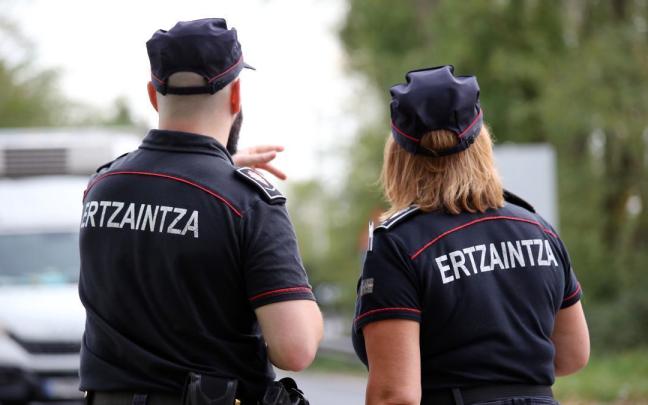 Dos agentes de la Ertzaintza. Archivo