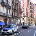 Una patrulla de la Ertzaintza en el lugar en el entorno de El Arenal. Jose Mari Martínez