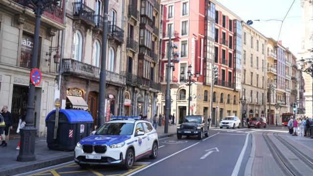 Una patrulla de la Ertzaintza en el lugar en el entorno de El Arenal. Jose Mari Martínez