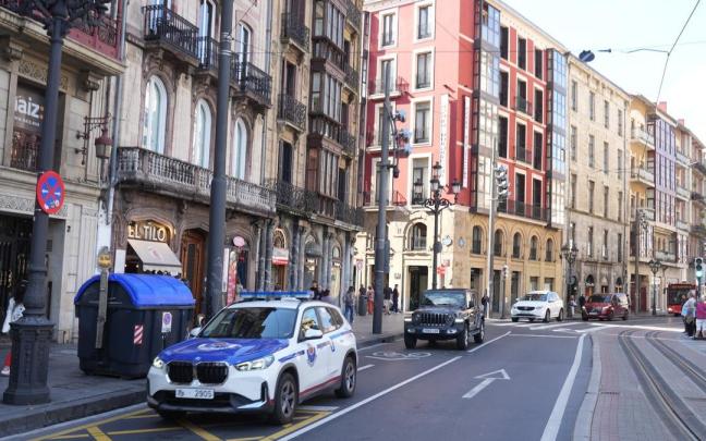 Una patrulla de la Ertzaintza en el lugar en el entorno de El Arenal. Jose Mari Martínez