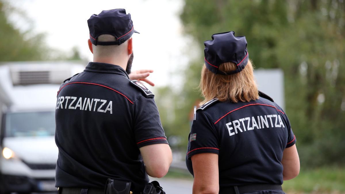 Dos agentes de la Ertzaintza. Archivo