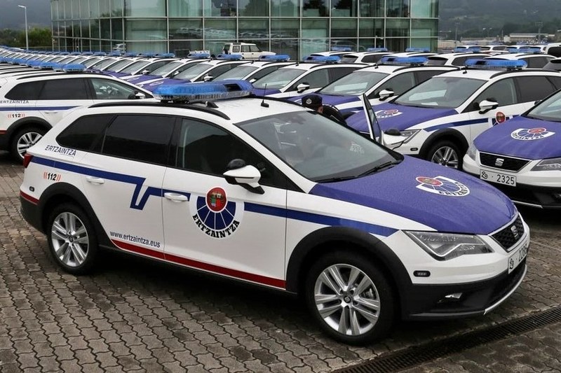 Imagen de archivo de varios coches de la ertzaintza