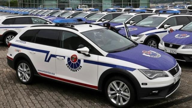 Imagen de archivo de varios coches de la ertzaintza