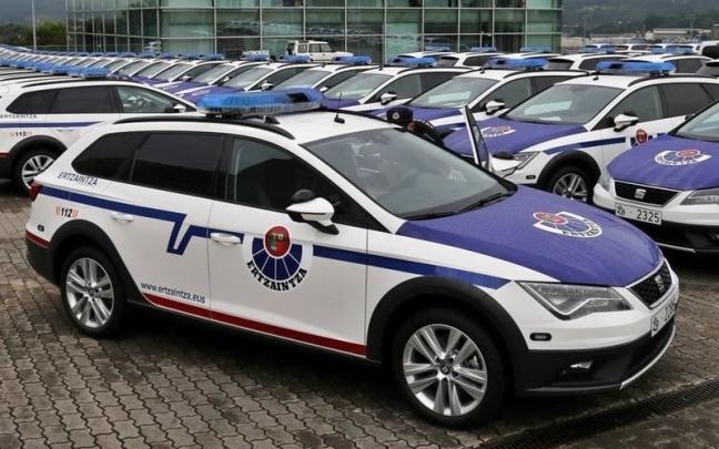 Imagen de archivo de varios coches de la ertzaintza