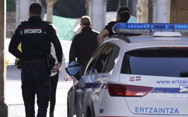 Patrulla de la Ertzaintza en la capital alavesa. Alex Larretxi
