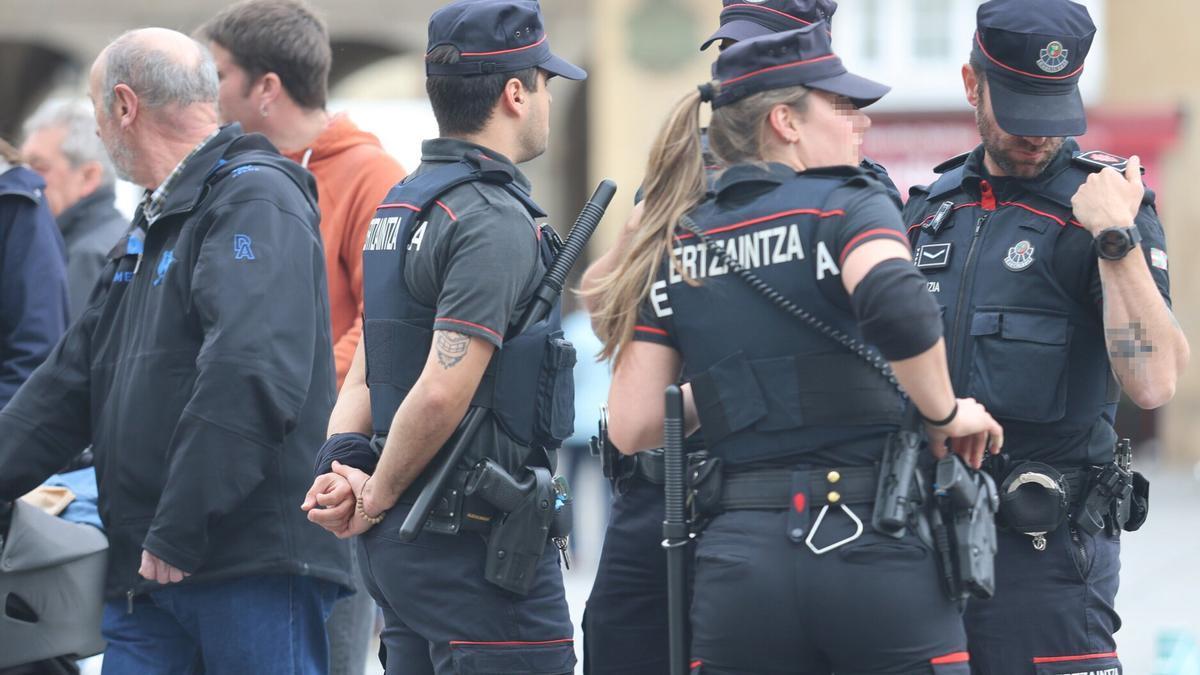 Un grupo de ertzainas de servicio en las calles de Vitoria