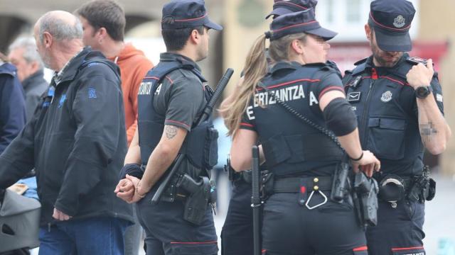 Un grupo de ertzainas de servicio en las calles de Vitoria