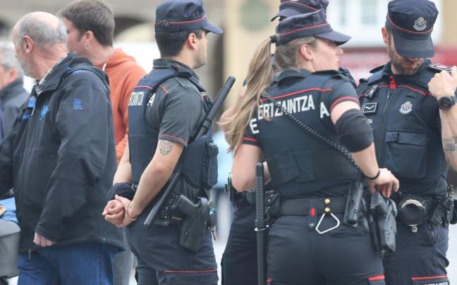 Un grupo de ertzainas de servicio en las calles de Vitoria