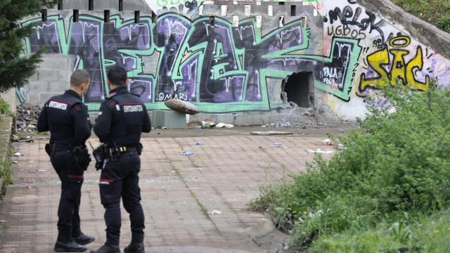 Agentes de la Ertzaintza junto al túnel de Barakaldo en el que se ha registrado el tiroteo PANKRA NIETO