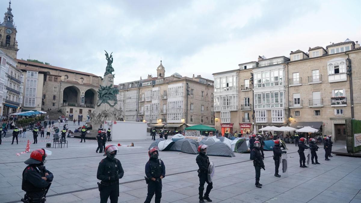 Dispositivo de la Ertzaintza ante la acampada de GKS en Gasteiz. EUROPA PRESS