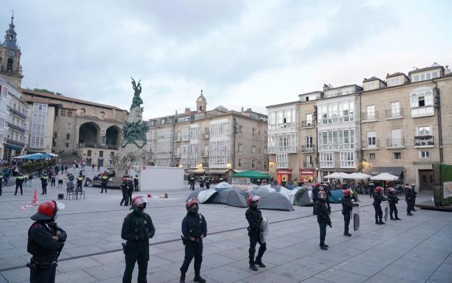 Dispositivo de la Ertzaintza ante la acampada de GKS en Gasteiz. EUROPA PRESS