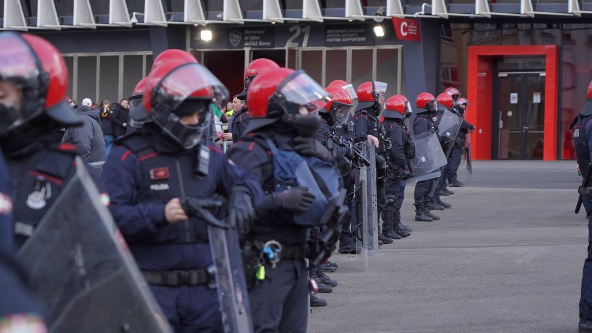 La Ertzaintza custodia el acceso a San Mamés con motivo del Athletic-Roma de la Europa League. Borja Guerrero