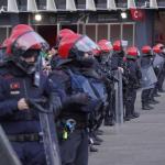 La Ertzaintza custodia el acceso a San Mamés con motivo del Athletic-Roma de la Europa League. Borja Guerrero