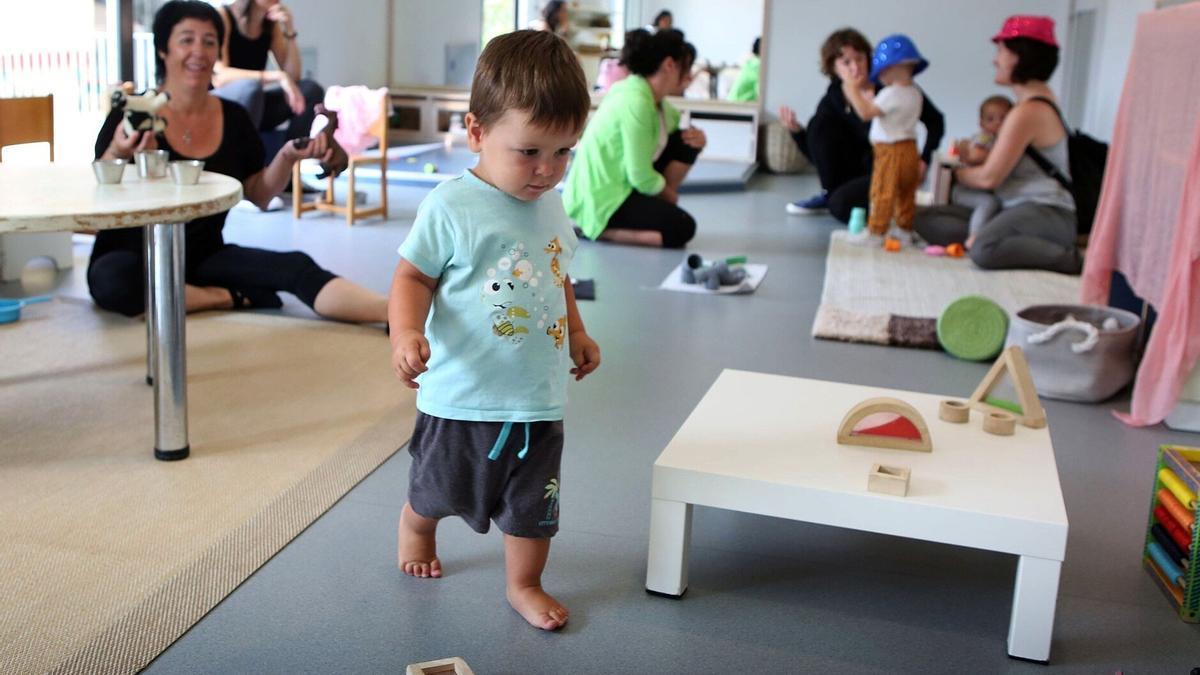 Niños, educadores y padres, en el primer día del curso en la escuela infantil Izartegi. Javier Bergasa