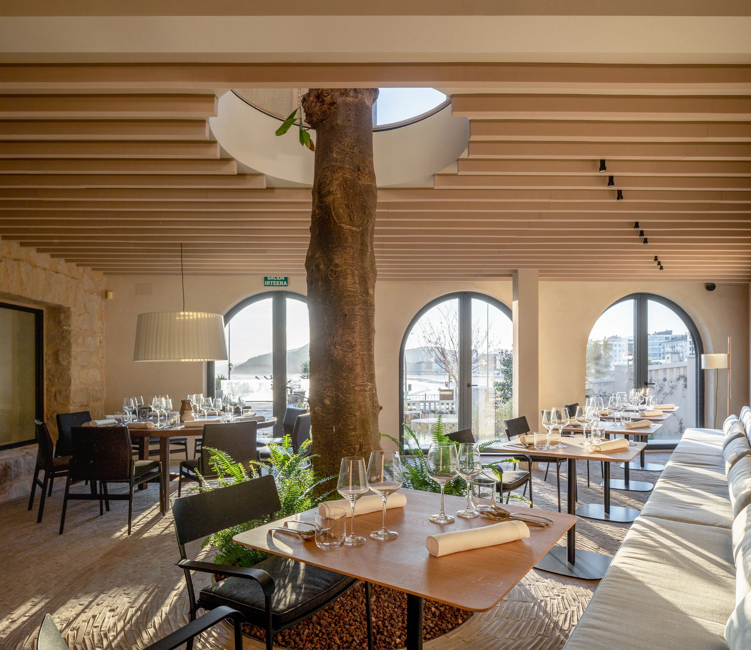 Sala del restaurante Aiten Etxe, en el hotel Ur Bare. Foto: restauranteaitenetxe.com