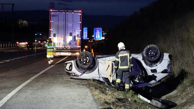 Estado en el que quedo el turismo en el que viajaba la familia herida en Esquíroz. CEDIDA 