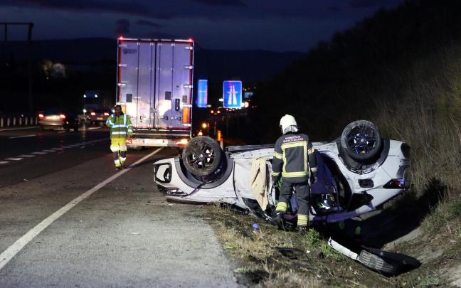 Estado en el que quedo el turismo en el que viajaba la familia herida en Esquíroz. CEDIDA 