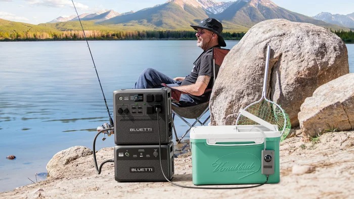 Estación de energía portátil Bluetti alimentando una nevera eléctrica en plena naturaleza
