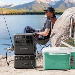 Estación de energía portátil Bluetti alimentando una nevera eléctrica en plena naturaleza